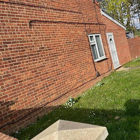 Travel Legend Stays 1 Bedroom Place With Hot Tub Farnham Royal Exterior foto